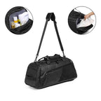 Bolsa de Academia Multifuncional Preta Urbanno com alça transversal, com dois círculos detalhando: o compartimento com produtos de higiene e o bolso lateral para separação de sapatos.