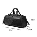 Bolsa de Academia Multifuncional Preta com Separação Seco/Molhado Urbanno, com linhas indicando suas dimensões de 62cm de comprimento, 26cm de largura e 26cm de altura.