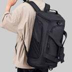 Bolsa de Academia Multifuncional Preta Urbanno, sendo usada como mochila nas costas por uma pessoa, demonstrando a versatilidade do transporte e o design ergonômico.