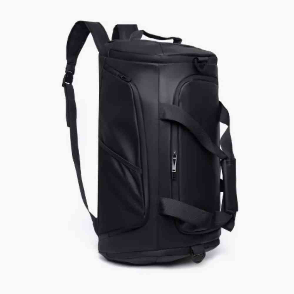 Bolsa de Academia Multifuncional Preta Urbanno, posicionada na vertical, com as alças de mochila visíveis, demonstrando seu design versátil que permite ser carregada de diferentes formas.
