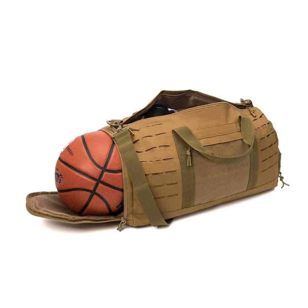 Bolsa de Academia Tática 40L Impermeável Khaki Urbanno, aberta, com uma bola de basquete em seu interior, demonstrando a ampla capacidade do compartimento principal para equipamentos esportivos.