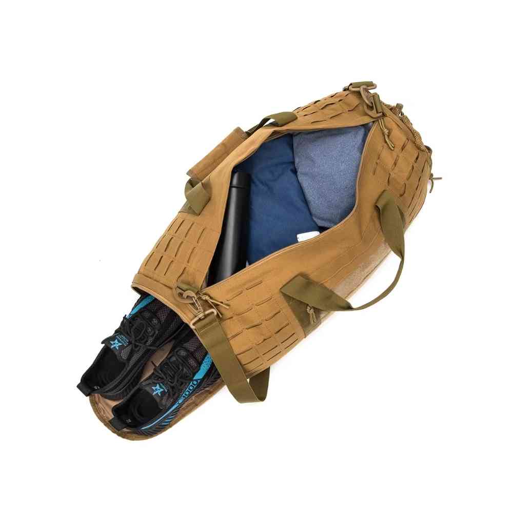 Bolsa de Academia Tática 40L Impermeável Khaki Urbanno, aberta, mostrando roupas, garrafa e o compartimento exclusivo para sapatos na lateral, evidenciando a separação e organização.