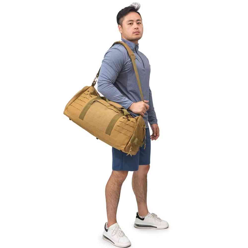Homem com roupa de treino carregando a Bolsa de Academia Tática 40L Impermeável Khaki Urbanno no ombro, demonstrando a versatilidade de transporte e o tamanho da bolsa em uso.