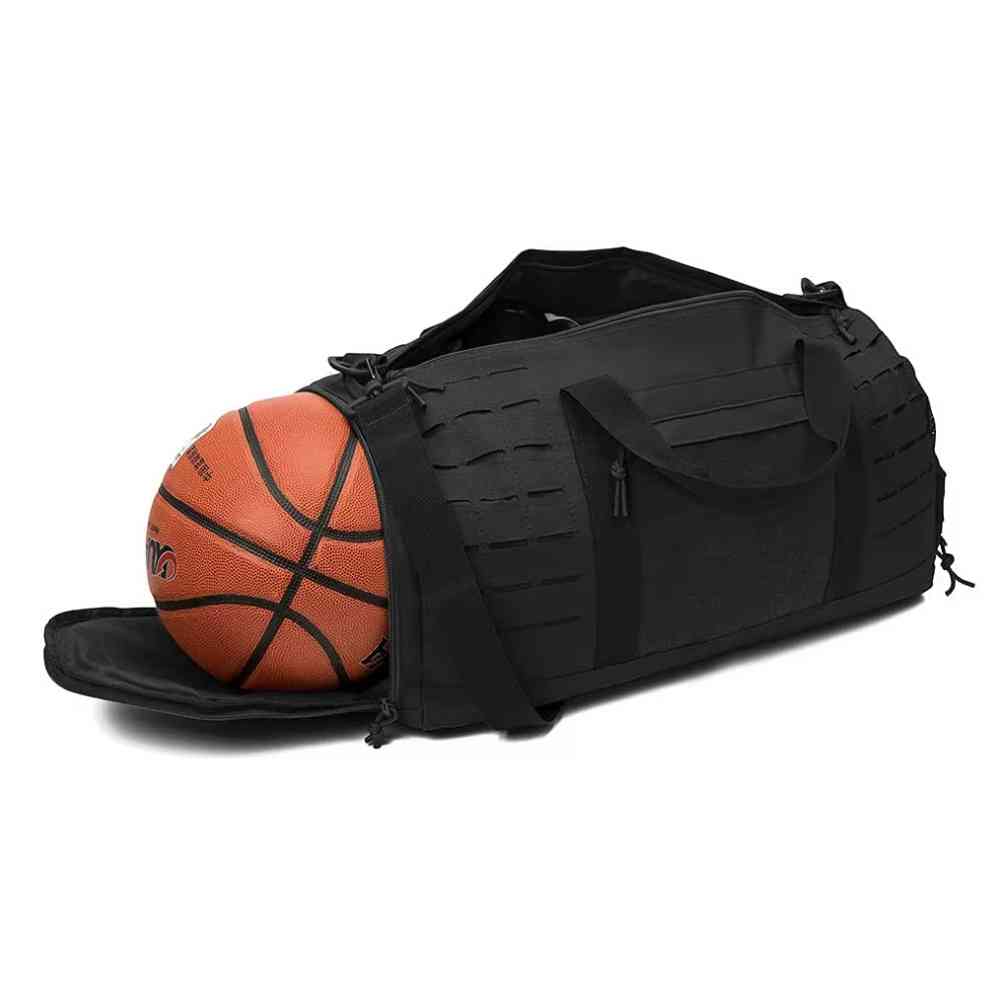 Bolsa de Academia Tática 40L Impermeável Preta Urbanno, aberta, com uma bola de basquete saindo do compartimento lateral para sapatos, demonstrando a capacidade extra e separada para calçados ou outros itens.