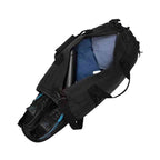 Bolsa de Academia Tática 40L Impermeável Preta Urbanno, aberta, mostrando roupas, garrafa térmica e o compartimento exclusivo para sapatos na lateral, ilustrando a organização e o espaço interno.