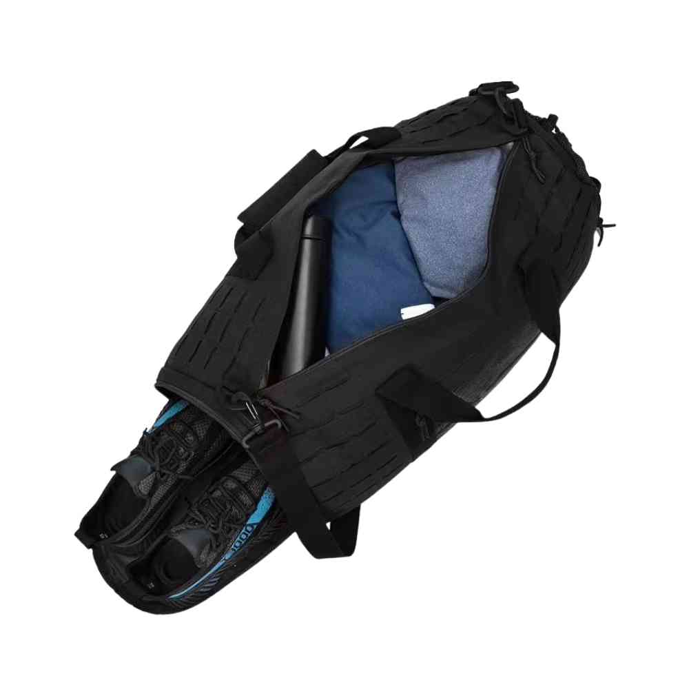 Bolsa de Academia Tática 40L Impermeável Preta Urbanno, aberta, mostrando roupas, garrafa térmica e o compartimento exclusivo para sapatos na lateral, ilustrando a organização e o espaço interno.