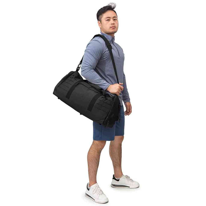 Homem com roupa de treino carregando a Bolsa de Academia Tática 40L Impermeável Preta Urbanno no ombro, demonstrando a versatilidade de transporte e o tamanho da bolsa em uso.