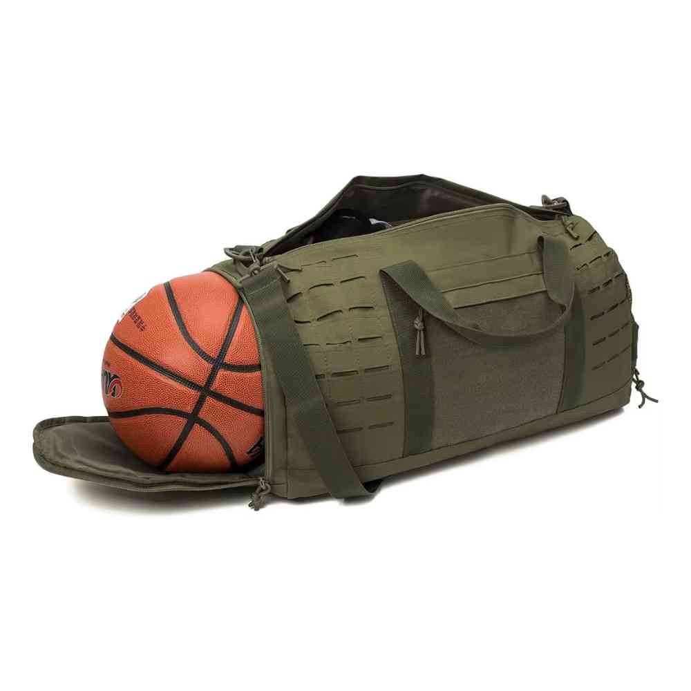 Bolsa de Academia Tática 40L Impermeável Verde Militar Urbanno, aberta, com uma bola de basquete em seu interior, demonstrando a ampla capacidade do compartimento principal para equipamentos esportivos.
