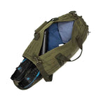 Bolsa de Academia Tática 40L Impermeável Verde Militar Urbanno, aberta, mostrando roupas, garrafa térmica e um par de tênis no compartimento lateral separado, ilustrando a organização e o espaço interno.