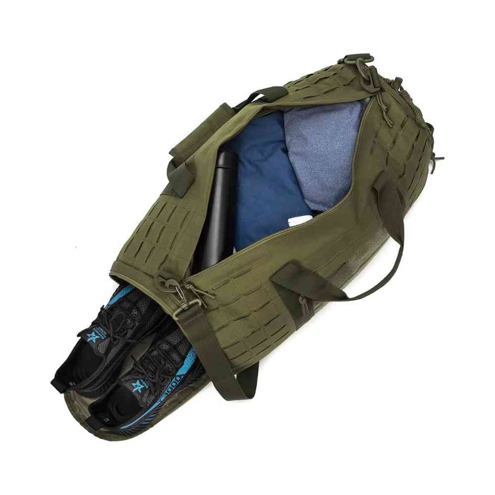 Bolsa de Academia Tática 40L Impermeável Verde Militar Urbanno, aberta, mostrando roupas, garrafa térmica e um par de tênis no compartimento lateral separado, ilustrando a organização e o espaço interno.