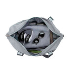 Bolsa de Academia e Viagem Feminina Leve Expansível Azul Petróleo Urbanno, vista interna com fones de ouvido e óculos, demonstrando seu amplo espaço e capacidade para organizar itens essenciais.