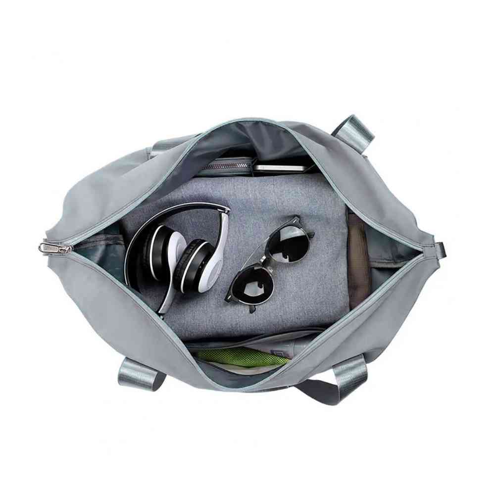 Bolsa de Academia e Viagem Feminina Leve Expansível Azul Petróleo Urbanno, vista interna com fones de ouvido e óculos, demonstrando seu amplo espaço e capacidade para organizar itens essenciais.