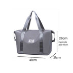 Bolsa de Academia e Viagem Feminina Leve Expansível Cinza Urbanno, com linhas indicando suas dimensões de 41cm de comprimento, 21cm de largura e 28cm de altura (expansível até 40cm).