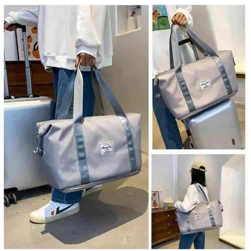 Bolsa de Academia e Viagem Feminina Leve Expansível Cinza Urbanno, mostrada em três situações de uso: carregada na mão, acoplada a uma mala e no ombro, demonstrando sua versatilidade e praticidade em viagens e no dia a dia.