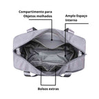 Bolsa de Academia e Viagem Feminina Leve Expansível Cinza Urbanno, vista interna, com legendas destacando: compartimento para objetos molhados, amplo espaço interno e bolsos extras, demonstrando a organização.