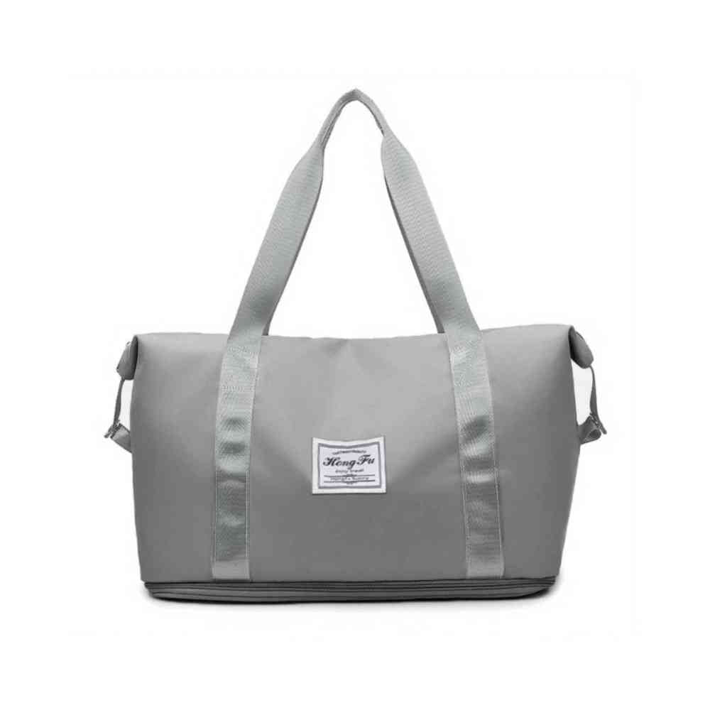 Bolsa de Academia e Viagem Feminina Leve Expansível Cinza Urbanno, vista frontal, com design espaçoso e etiqueta da marca na frente, ideal para praticidade no dia a dia e viagens.