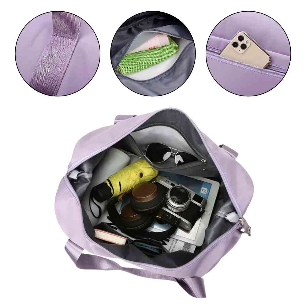 Bolsa de Academia e Viagem Feminina Leve Expansível Lilás Urbanno, vista interna com itens organizados como câmera e fones, e três círculos detalhando: textura da alça, bolso interno com toalha e bolso externo com celular.