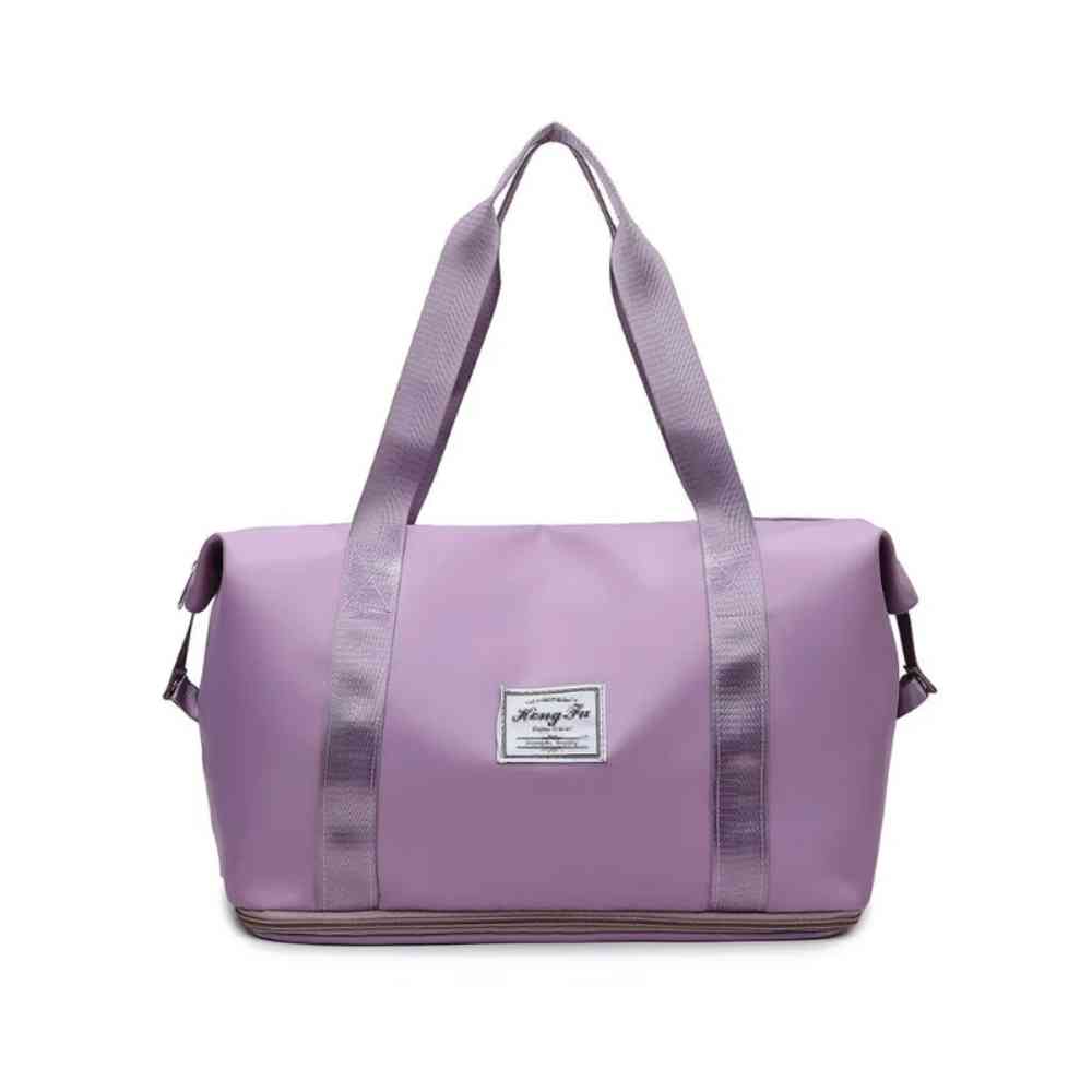 Bolsa de Academia e Viagem Feminina Leve Expansível Lilás Urbanno, vista frontal, com design espaçoso e etiqueta da marca na frente, ideal para praticidade no dia a dia e viagens.