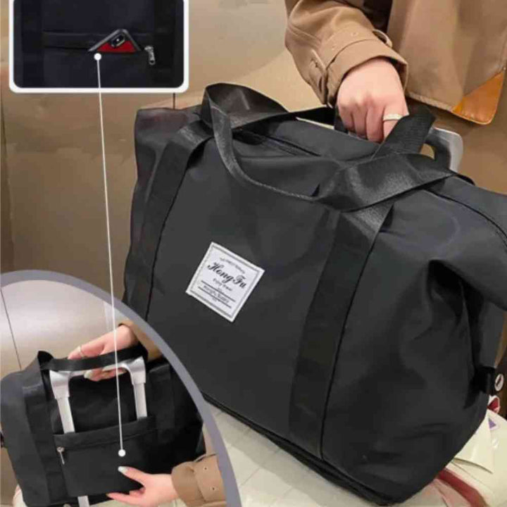Bolsa de Academia e Viagem Feminina Leve Expansível Preta Urbanno, acoplada à alça de uma mala, com círculos detalhando um bolso traseiro para celular e o sistema de encaixe na mala.