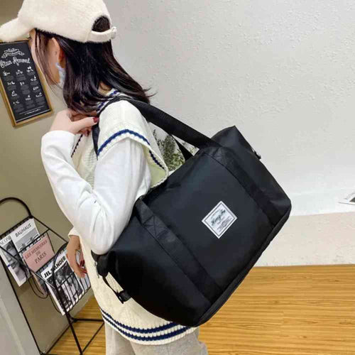 Mulher usando a Bolsa de Academia e Viagem Feminina Leve Expansível Preta Urbanno no ombro, demonstrando seu tamanho e praticidade para diversas atividades.