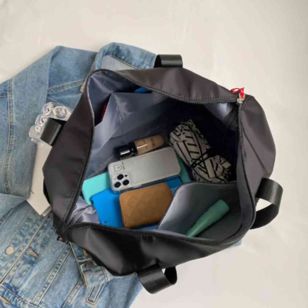 Bolsa de Academia e Viagem Feminina Leve Expansível Preta Urbanno, vista interna com diversos itens como celulares, carteira e maquiagens, demonstrando sua capacidade de organização.