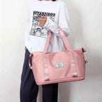Pessoa carregando a Bolsa de Academia e Viagem Feminina Leve Expansível Rosa Urbanno pelas alças de mão, demonstrando seu tamanho e a facilidade de transporte no dia a dia.