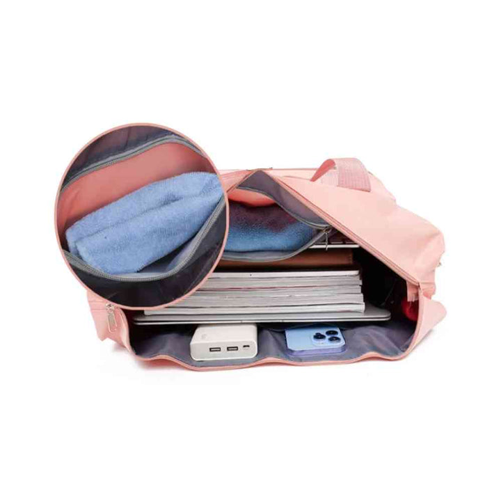 Bolsa de Academia e Viagem Feminina Leve Expansível Rosa Urbanno, vista interna com livros, celular e power bank, e um círculo ampliando um bolso interno com uma toalha azul enrolada.