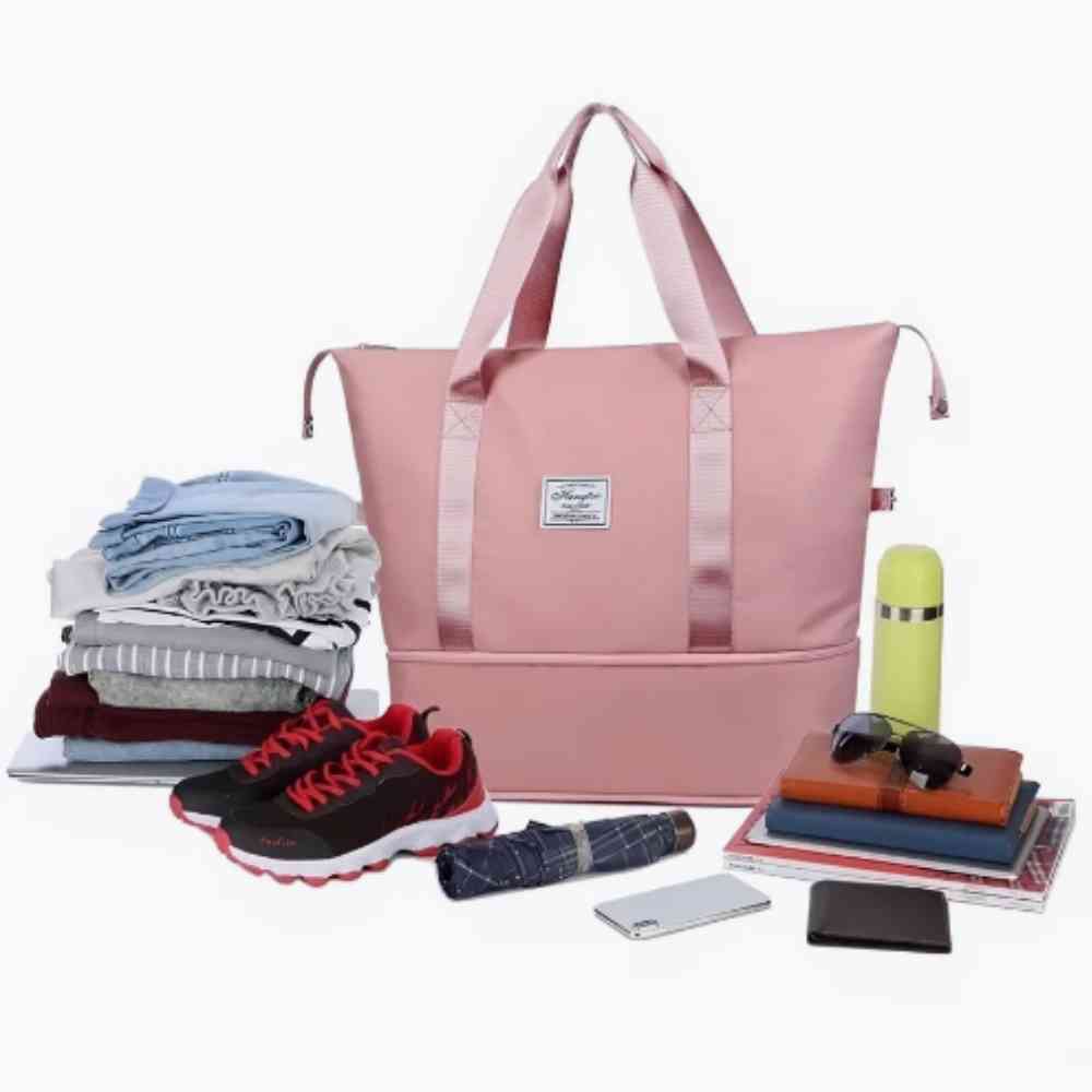 Bolsa de Academia e Viagem Feminina Leve Expansível Rosa Urbanno, com itens como roupas, tênis, guarda-chuva, livros e garrafa térmica dispostos ao redor, demonstrando sua capacidade de organização e versatilidade.