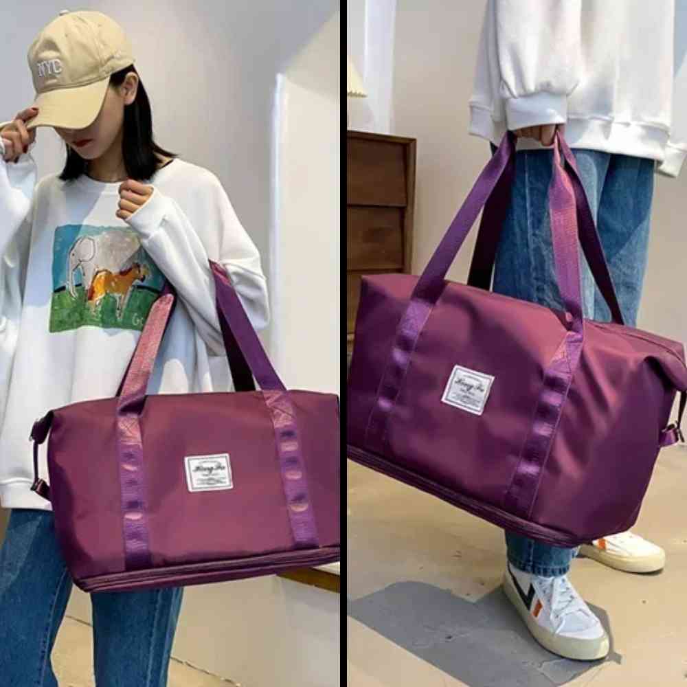 Bolsa de Academia e Viagem Feminina Leve Expansível Vinho Urbanno, mostrada em duas situações de uso por uma pessoa: no ombro e na mão, demonstrando sua versatilidade e praticidade para o dia a dia e viagens.