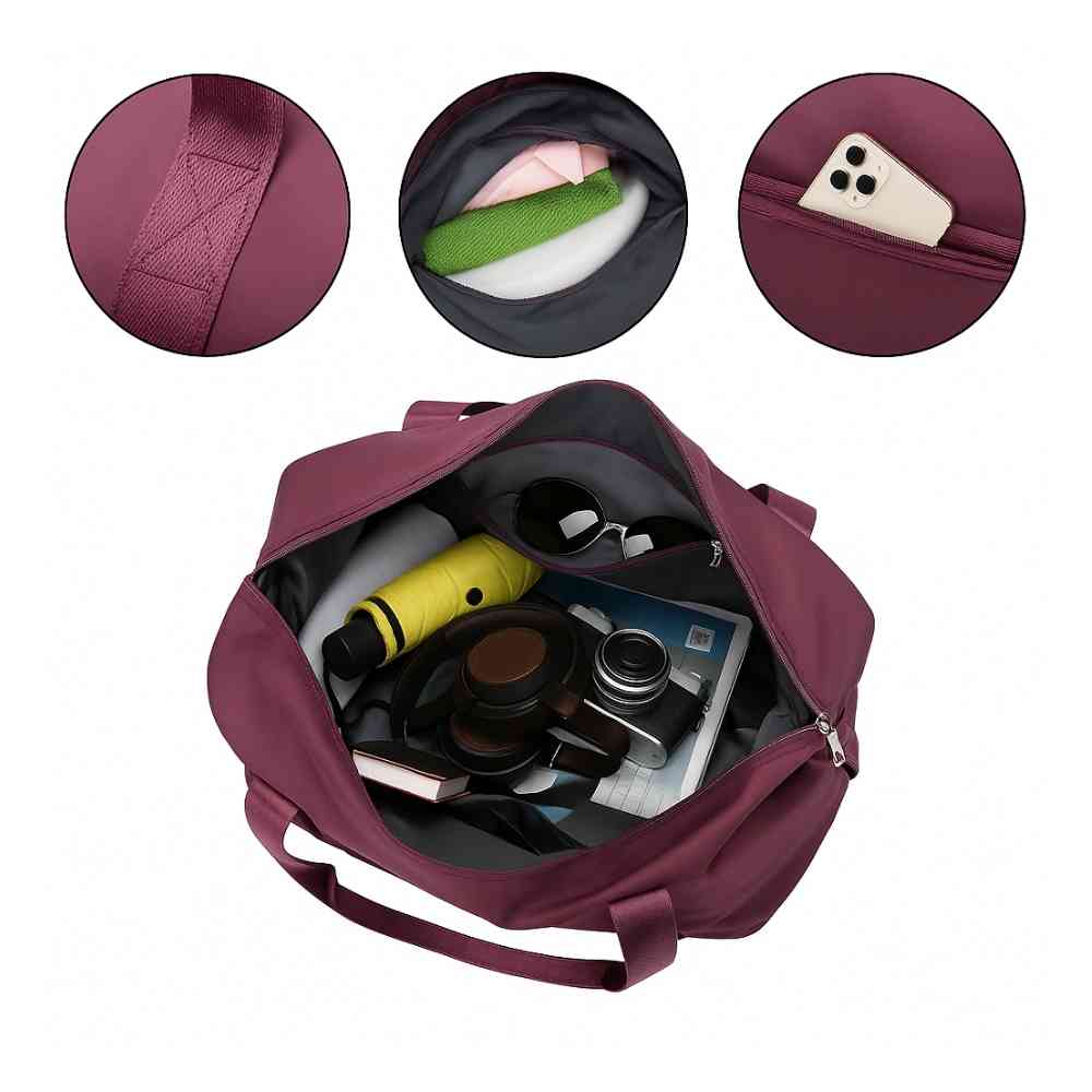 Bolsa de Academia e Viagem Feminina Leve Expansível Vinho Urbanno, vista interna com itens organizados como câmera, fones e óculos, e três círculos detalhando: textura da alça, bolso interno com toalha e bolso externo com celular.