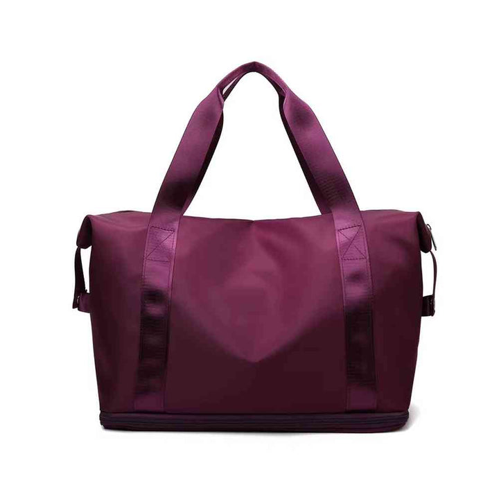 Bolsa de Academia e Viagem Feminina Leve Expansível Vinho Urbanno, vista frontal em seu estado compacto, com alças duplas e etiqueta da marca, pronta para ser expandida e usada.
