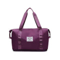 Bolsa de Academia e Viagem Feminina Leve Expansível Vinho Urbanno, vista frontal, com design espaçoso e etiqueta da marca na frente, ideal para praticidade no dia a dia e viagens.