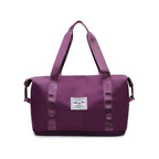 Bolsa de Academia e Viagem Feminina Leve Expansível Vinho Urbanno, vista frontal, com design espaçoso e etiqueta da marca na frente, ideal para praticidade no dia a dia e viagens.