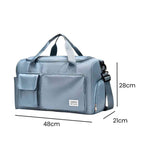 Bolsa de Academia e Viagem Feminina Multifuncional Azul Bebê Urbanno, com linhas indicando suas dimensões de 48cm de comprimento, 28cm de altura e 21cm de profundidade.