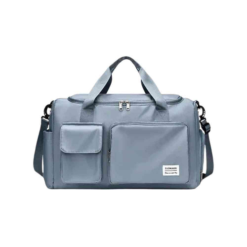 Bolsa de Academia e Viagem Feminina Multifuncional Azul Bebê Urbanno, vista frontal, com múltiplos bolsos externos e alças azuis, destacando seu design prático e elegante.