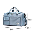 Bolsa de Academia e Viagem Feminina Multifuncional Azul Urbanno, com linhas indicando suas dimensões de 48cm de comprimento, 28cm de altura e 21cm de profundidade.