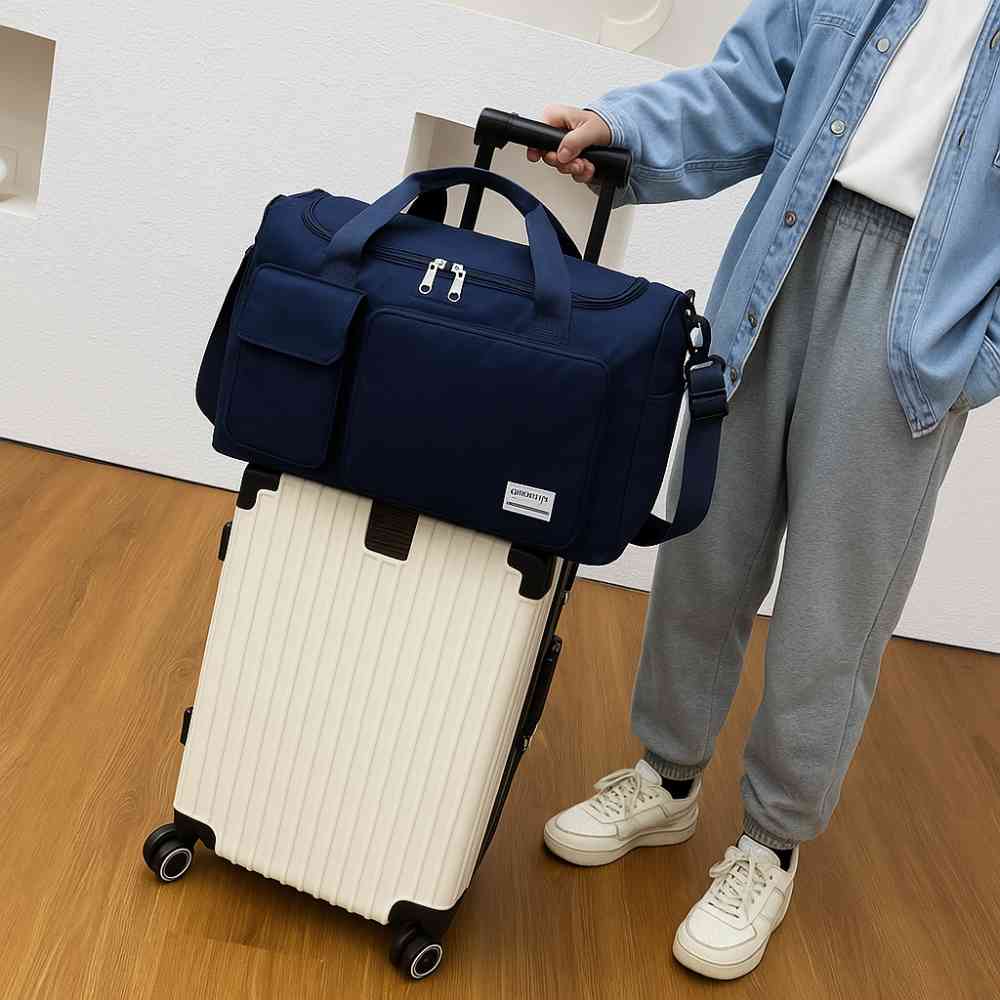 Bolsa de Academia e Viagem Feminina Multifuncional Azul Escuro Urbanno, acoplada à alça de uma mala de viagem clara e sendo transportada por uma pessoa, demonstrando sua praticidade para viagens.