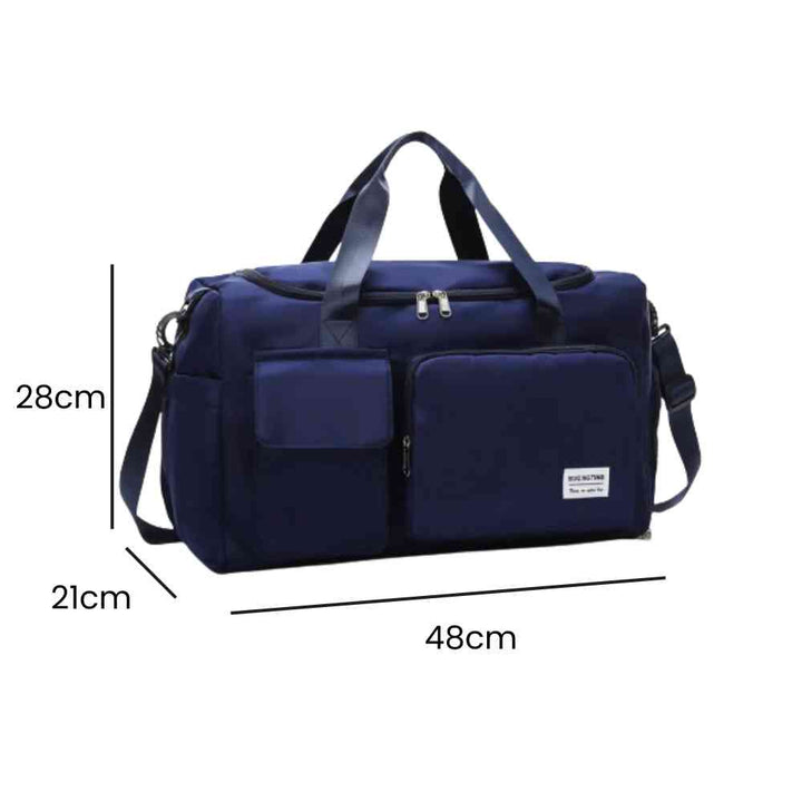 Bolsa de Academia e Viagem Feminina Multifuncional Azul Escuro Urbanno, com linhas indicando suas dimensões de 48cm de comprimento, 28cm de altura e 21cm de profundidade.