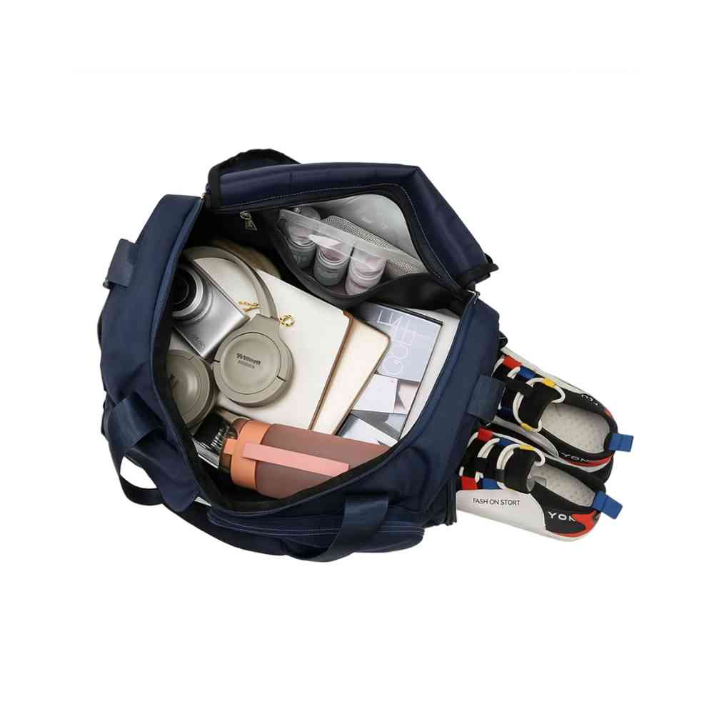 Bolsa de Academia e Viagem Feminina Multifuncional Azul Escuro Urbanno, vista interna com fones de ouvido, câmera, garrafa e outros itens, e um par de tênis no compartimento lateral, exibindo sua organização.