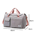 Bolsa de Academia e Viagem Feminina Multifuncional Cinza com Alça Rosa Urbanno, com linhas indicando suas dimensões de 48cm de comprimento, 28cm de altura e 21cm de profundidade.