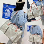 Montagem com três fotos da Bolsa de Academia e Viagem Feminina Multifuncional Cinza com Alça Rosa Urbanno sendo usada: uma de costas na transversal, outra carregada pela alça de mão e uma terceira de frente no ombro, demonstrando diferentes formas de uso e ângulos do produto.