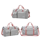 Bolsa de Academia e Viagem Feminina Multifuncional Cinza com Alça Rosa Urbanno, exibida em três ângulos diferentes (frontal, lateral e superior/traseira) para mostrar todos os detalhes do design e bolsos.