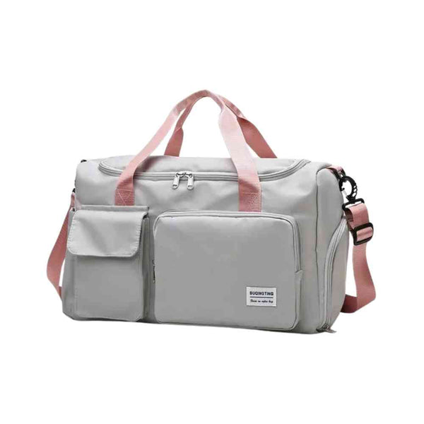 Bolsa de Academia e Viagem Feminina Multifuncional Cinza com Alça Rosa Urbanno, vista frontal, com múltiplos bolsos externos e alças cor de rosa, destacando seu design prático e elegante.