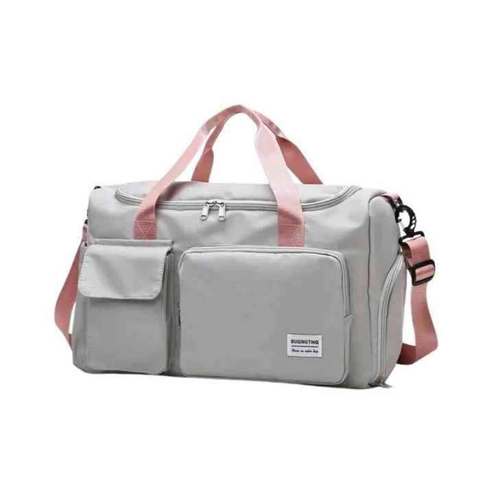 Bolsa de Academia e Viagem Feminina Multifuncional Cinza com Alça Rosa Urbanno, vista frontal, com múltiplos bolsos externos e alças cor de rosa, destacando seu design prático e elegante.