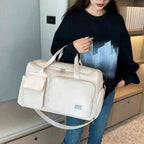 Bolsa de Academia e Viagem Feminina Multifuncional Khaki Urbanno, sendo carregada no ombro por uma mulher, demonstrando seu tamanho e praticidade para o uso diário ou em viagens.