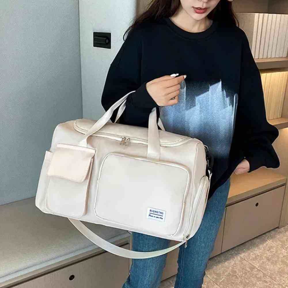 Bolsa de Academia e Viagem Feminina Multifuncional Khaki Urbanno, sendo carregada no ombro por uma mulher, demonstrando seu tamanho e praticidade para o uso diário ou em viagens.