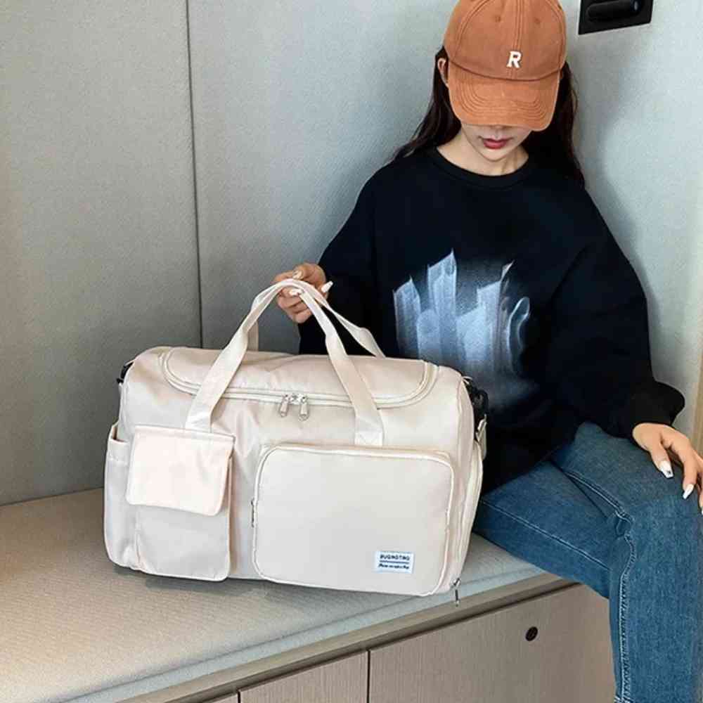 Bolsa de Academia e Viagem Feminina Multifuncional Khaki Urbanno, posicionada ao lado de uma mulher de boné e moletom sentada, mostrando seu tamanho e estilo em um ambiente casual.