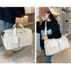 Bolsa de Academia e Viagem Feminina Multifuncional Khaki Urbanno, em duas imagens: uma mulher carregando pela alça de mão e outra pela alça de ombro, demonstrando a versatilidade de uso.