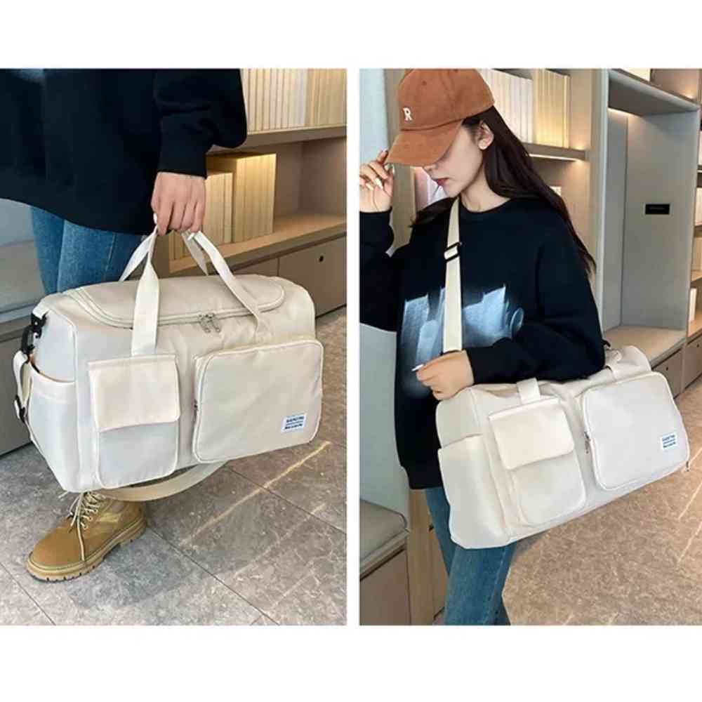 Bolsa de Academia e Viagem Feminina Multifuncional Khaki Urbanno, em duas imagens: uma mulher carregando pela alça de mão e outra pela alça de ombro, demonstrando a versatilidade de uso.