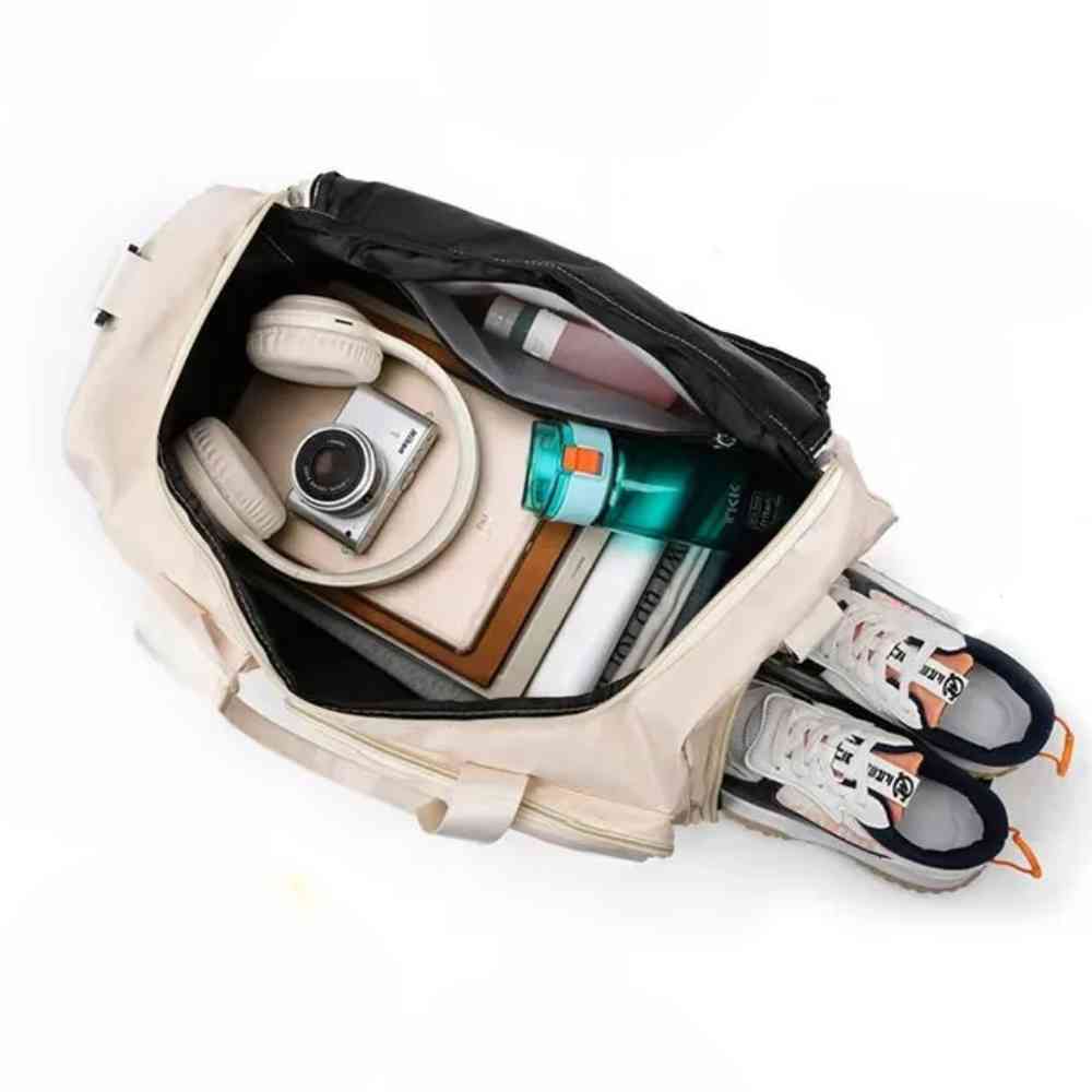 Bolsa de Academia e Viagem Feminina Multifuncional Khaki Urbanno, vista interna com fones de ouvido, câmera, garrafa e roupas, e um par de tênis no compartimento lateral, exibindo sua organização interna.